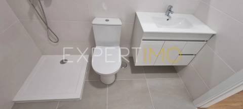 Apartamento T2, Novo, com varanda e garagem dupla