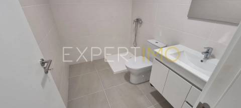 Apartamento T2, Novo, com varanda e garagem dupla