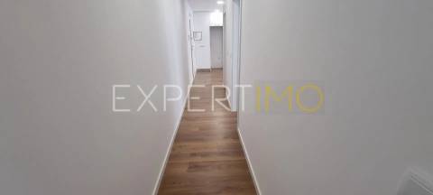 Apartamento T2, Novo, com varanda e garagem dupla