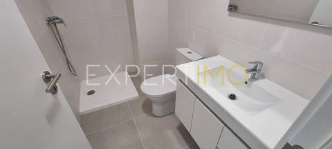 Apartamento T2, Novo, com varanda e garagem dupla