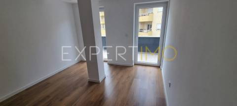 Apartamento T2, Novo, com varanda e garagem dupla