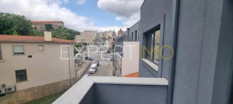 Apartamento T2, Novo, com varanda e garagem dupla