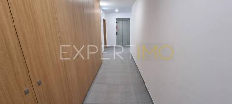 Apartamento T2, Novo, com varanda e garagem dupla