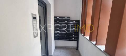 Apartamento T2, Novo, com varanda e garagem dupla