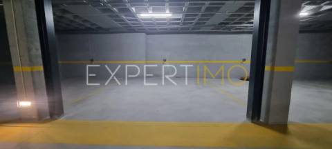 Apartamento T2, Novo, com varanda e garagem dupla