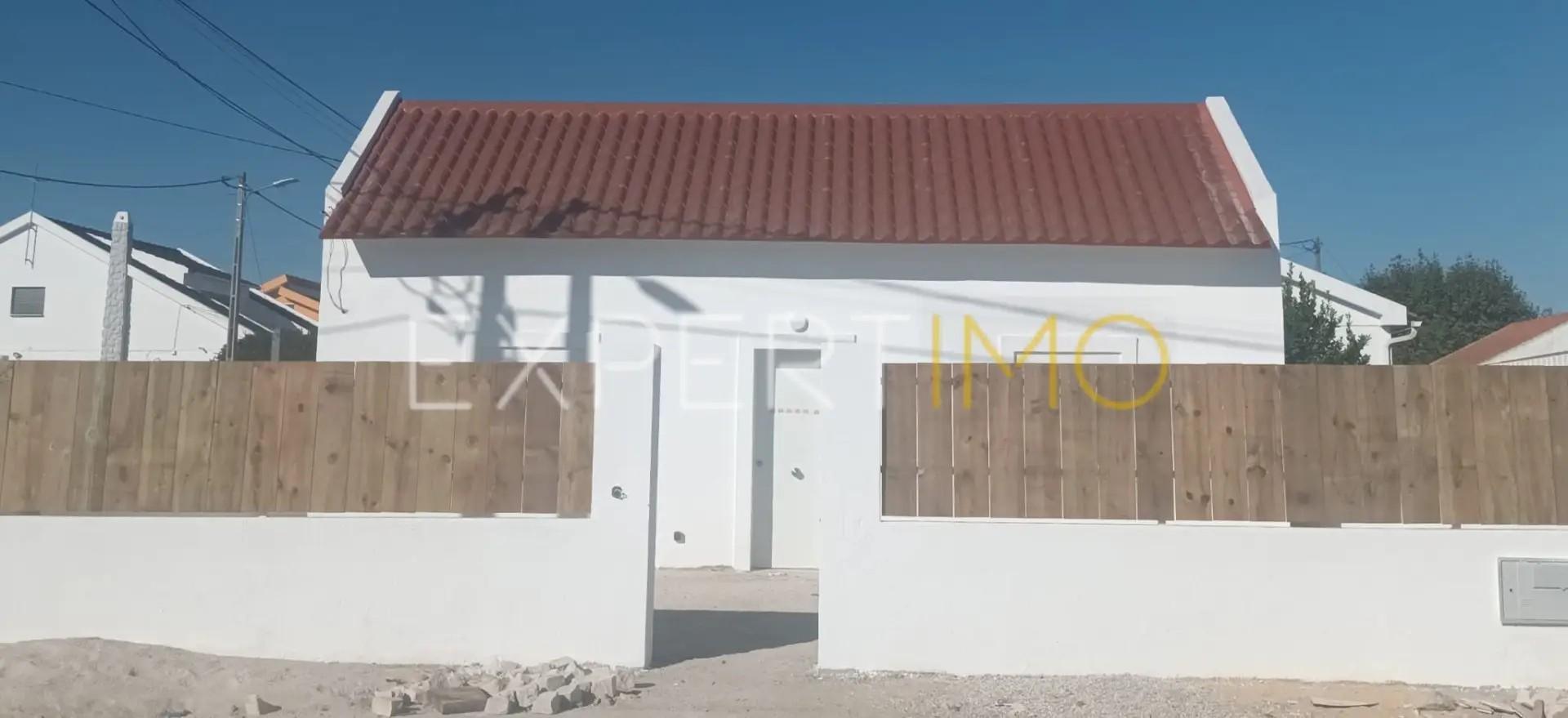 Moradia T2 em Aires ao Pé da Estação de comboios de Pamela