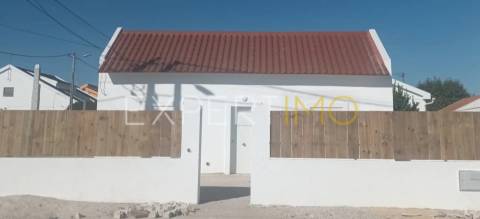 Moradia T2 em Aires ao Pé da Estação de comboios de Pamela