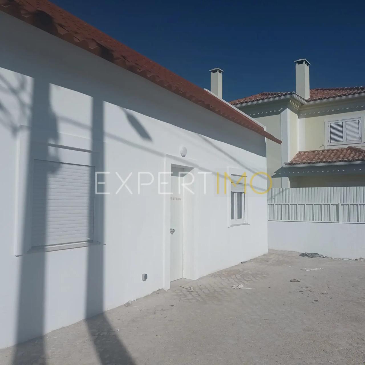 Moradia T2 em Aires ao Pé da Estação de comboios de Pamela