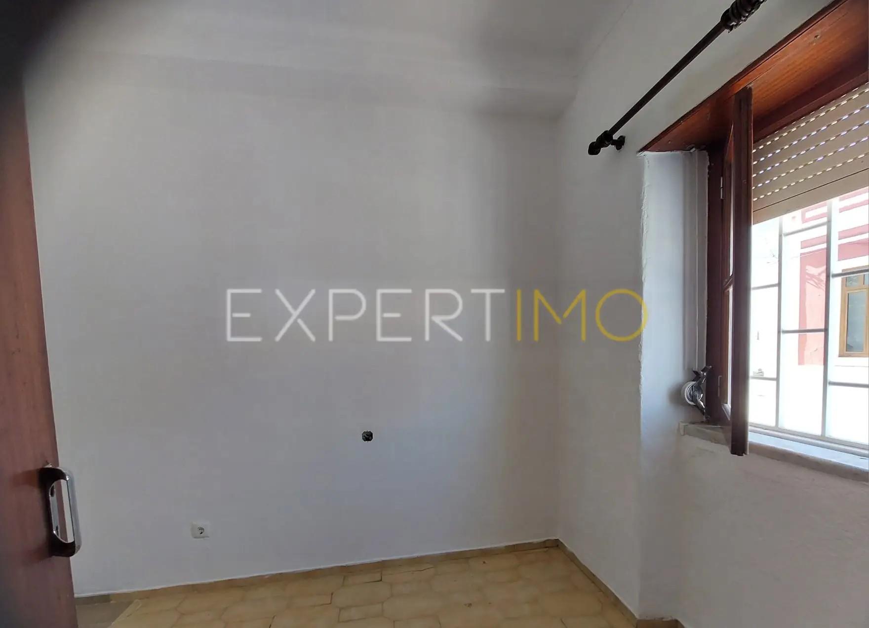 Moradia T2 com Quintal em Bairro Histórico e Perto da Praia