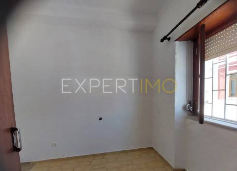 Moradia T2 com Quintal em Bairro Histórico e Perto da Praia