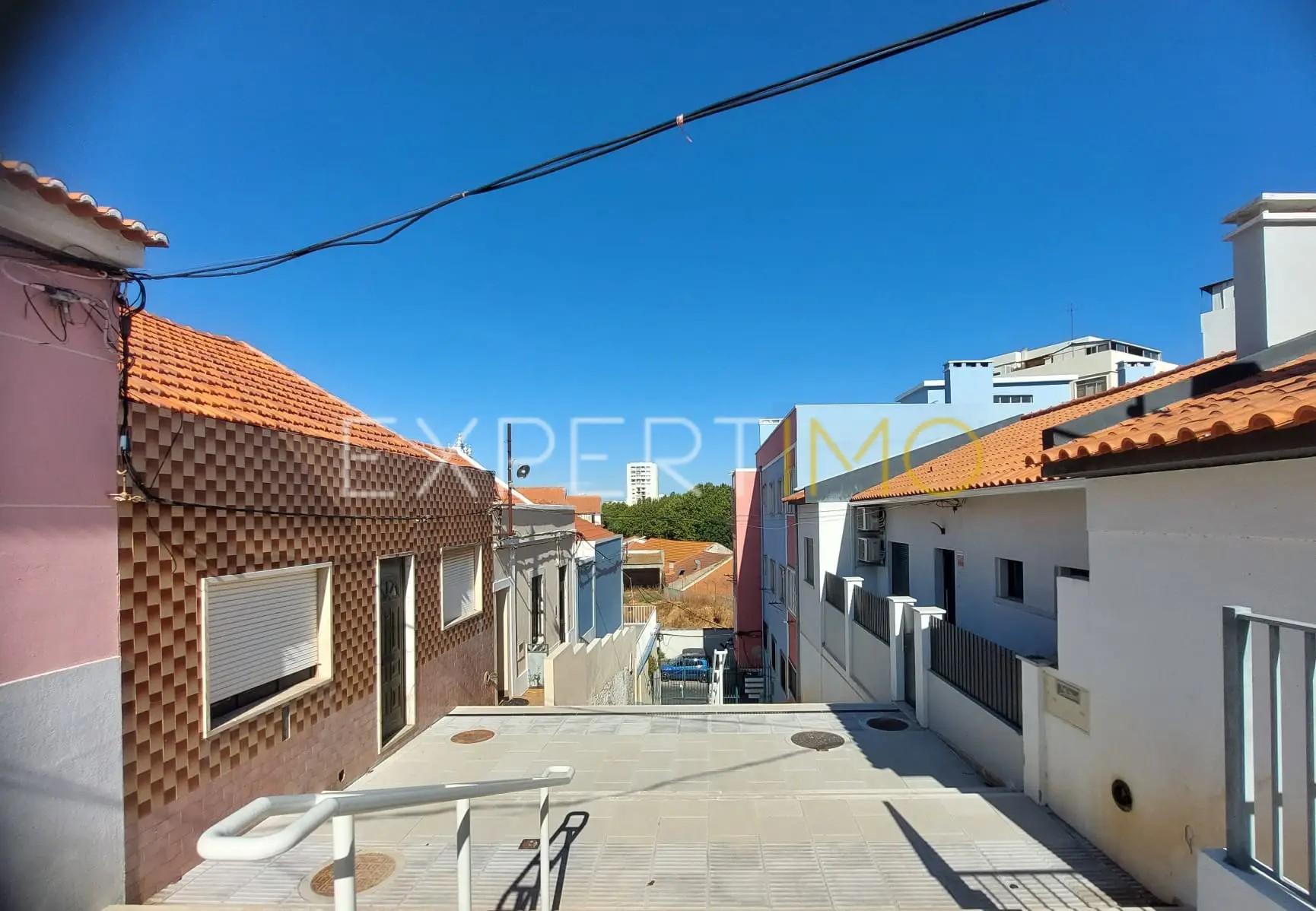 Moradia T2 com Quintal em Bairro Histórico e Perto da Praia