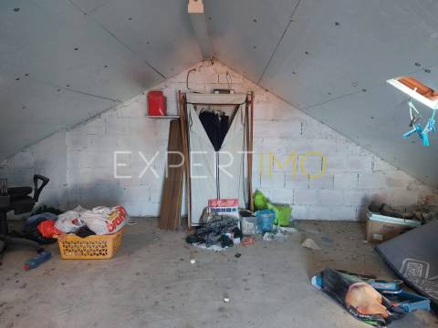 Moradia T2 com Quintal em Bairro Histórico e Perto da Praia