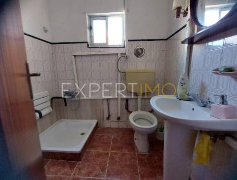 Moradia T2 com Quintal em Bairro Histórico e Perto da Praia