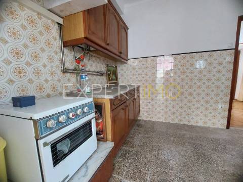 Moradia T2 com Quintal em Bairro Histórico e Perto da Praia