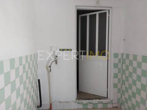 Moradia T2 com Quintal em Bairro Histórico e Perto da Praia