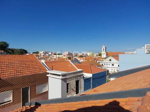 Moradia T2 com Quintal em Bairro Histórico e Perto da Praia