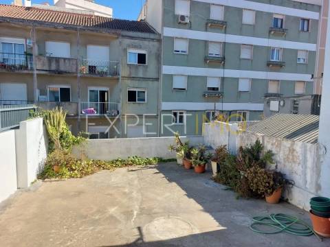 Moradia T2 com Quintal em Bairro Histórico e Perto da Praia