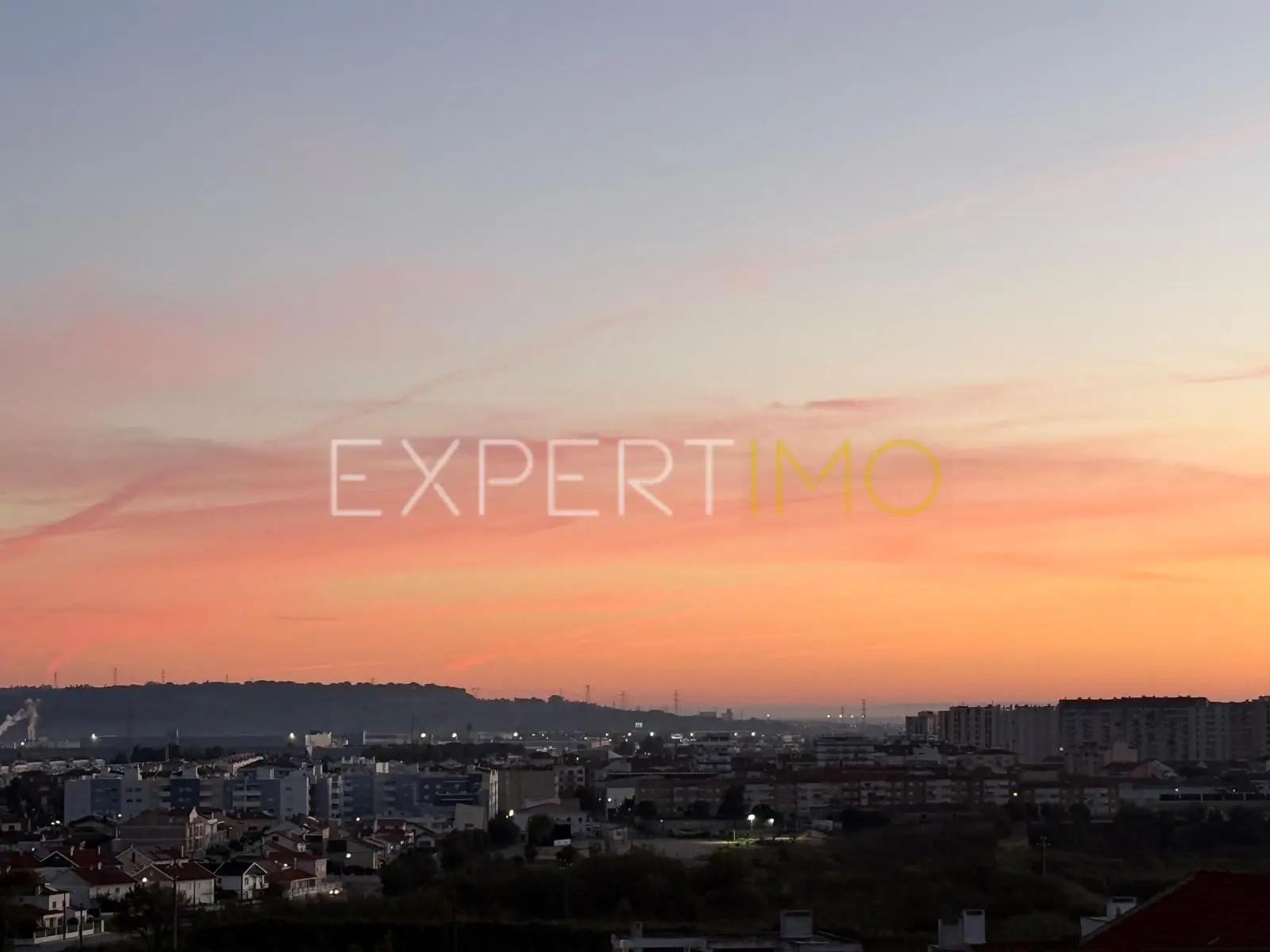 Apartamento T2 remodelado em Carregado