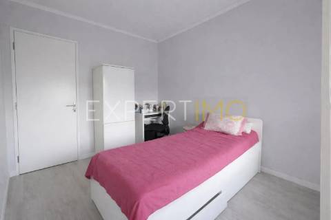 Apartamento T2 remodelado em Carregado