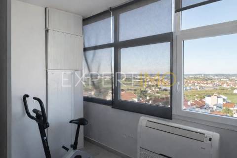 Apartamento T2 remodelado em Carregado