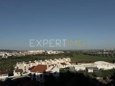 Apartamento T2 remodelado em Carregado