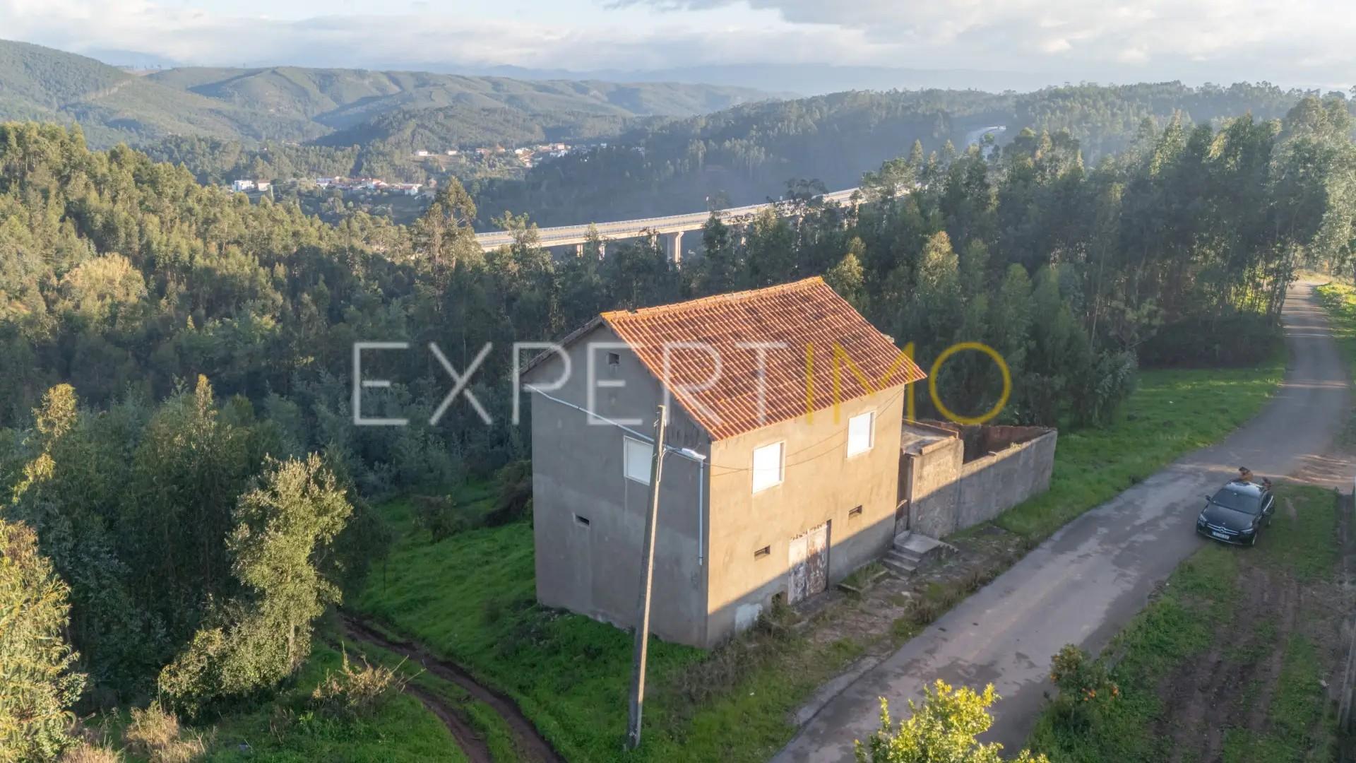 Moradia isolada com terreno e poço em Anaguéis (Almalaguês, Coimbra)