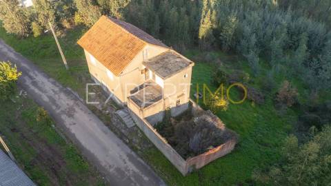 Moradia isolada com terreno e poço em Anaguéis (Almalaguês, Coimbra)