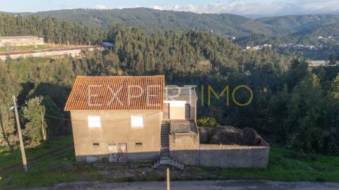 Moradia isolada com terreno e poço em Anaguéis (Almalaguês, Coimbra)