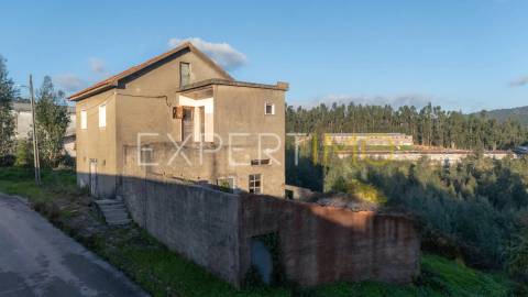 Moradia isolada com terreno e poço em Anaguéis (Almalaguês, Coimbra)