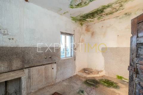 Moradia isolada com terreno e poço em Anaguéis (Almalaguês, Coimbra)