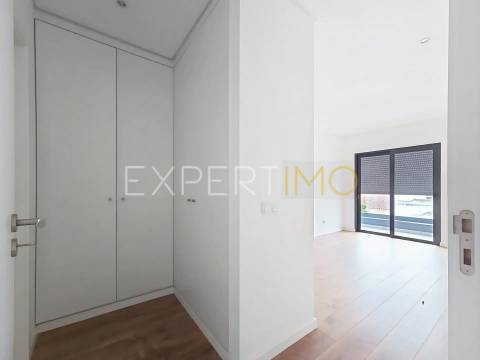 Apartamento T3 NOVO com garagem, arrecadação e piscina
