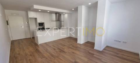 Apartamento T2, Novo, com Suite e garagem dupla (condomínio com piscina)