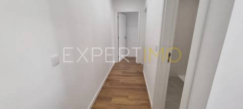 Apartamento T2, Novo, com Suite e garagem dupla (condomínio com piscina)