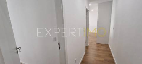 Apartamento T2, Novo, com Suite e garagem dupla (condomínio com piscina)