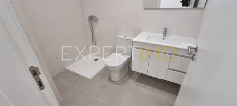 Apartamento T2, Novo, com Suite e garagem dupla (condomínio com piscina)