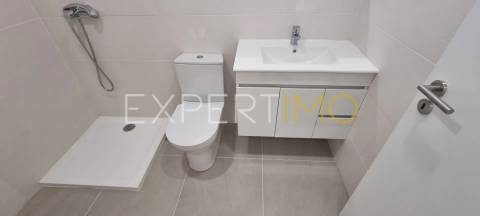 Apartamento T2, Novo, com Suite e garagem dupla (condomínio com piscina)