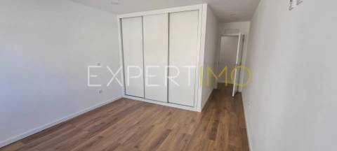 Apartamento T2, Novo, com Suite e garagem dupla (condomínio com piscina)