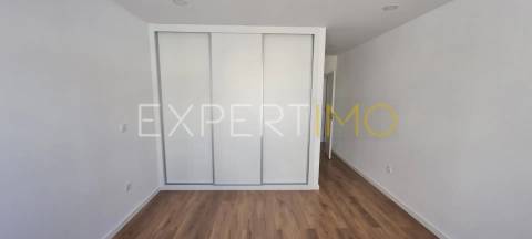 Apartamento T2, Novo, com Suite e garagem dupla (condomínio com piscina)