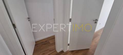 Apartamento T2, Novo, com Suite e garagem dupla (condomínio com piscina)