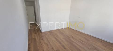 Apartamento T2, Novo, com Suite e garagem dupla (condomínio com piscina)