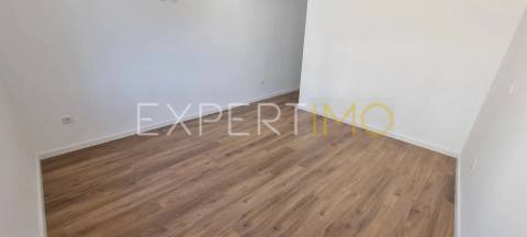 Apartamento T2, Novo, com Suite e garagem dupla (condomínio com piscina)