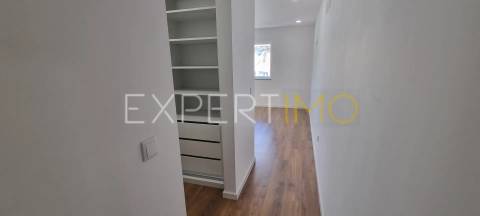 Apartamento T2, Novo, com Suite e garagem dupla (condomínio com piscina)