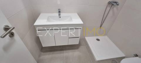 Apartamento T2, Novo, com Suite e garagem dupla (condomínio com piscina)