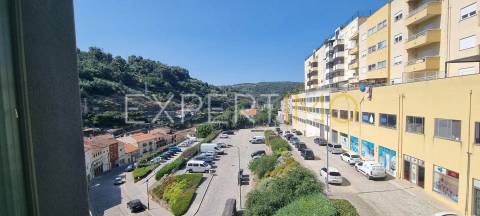 Apartamento T2, Novo, com Suite e garagem dupla (condomínio com piscina)