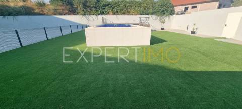 Apartamento T2, Novo, com Suite e garagem dupla (condomínio com piscina)