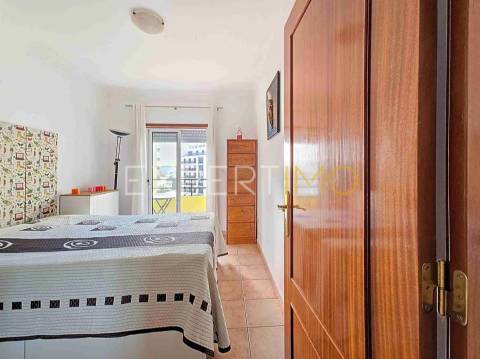 Apartamento T1 a 300m da Praia da Rocha com garagem e piscina