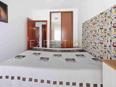 Apartamento T1 a 300m da Praia da Rocha com garagem e piscina