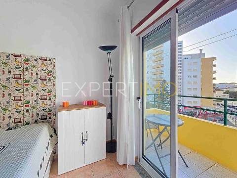 Apartamento T1 a 300m da Praia da Rocha com garagem e piscina