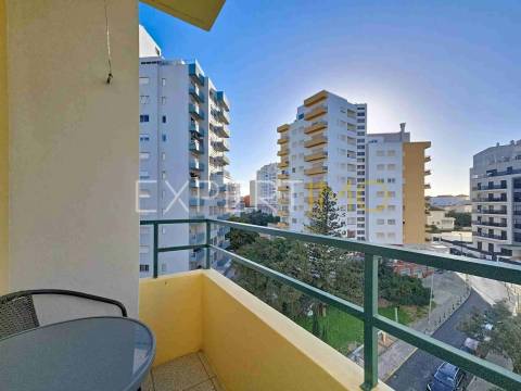 Apartamento T1 a 300m da Praia da Rocha com garagem e piscina