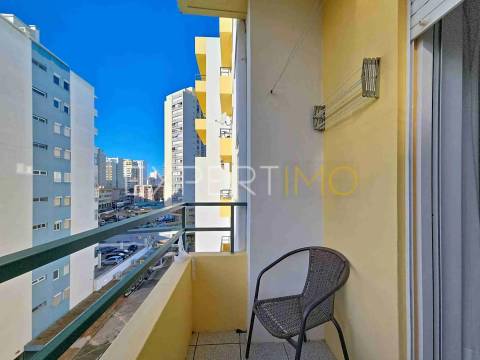 Apartamento T1 a 300m da Praia da Rocha com garagem e piscina